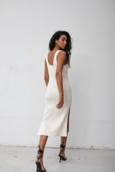 Sukienka dopasowana z rozcięciami z prążkowanej dzianiny w kolorze WARM BEIGE - COLIN-XS/S. Brązowe sukienki Marsala, s, bez wzorów, z bawełny, bez kołnierzyka, bez ramiączek, midi, dopasowane. W wyprzedaży za 129.95 zł.