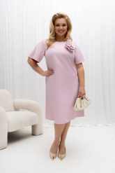 Pudrowo - różowa trapezowa sukienka Ivone z ręcznie szytym kwiatem PLUS SIZE XXL OVERSIZE WIOSNA. Czerwone sukienki Moda Size Plus Iwanek, do pracy, na wiosnę, plus size, bez wzorów, z elastanu, biznesowe, bez kołnierzyka, plus size, bez ramiączek, mini, dopasowane. Za 289.90 zł.