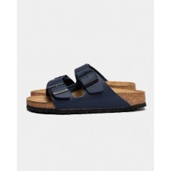Klapki damskie Birkenstock Arizona. Niebieskie klapki Birkenstock, bez wzorów, z materiału, bez obcasa. Za 394.35 zł.
