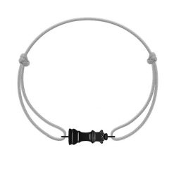 Bransoletka z czarną zawieszką w kształcie figury szachowej Hetman na jasnoszarym sznurku. Czarne bransoletki Lilou, ze stali. Za 129.00 zł.