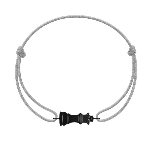 Bransoletka z czarną zawieszką w kształcie figury szachowej Hetman na jasnoszarym sznurku. Czarne bransoletki Lilou, ze stali. Za 129.00 zł.