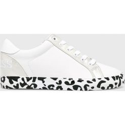Guess Jeans - Buty. Białe obuwie sportowe Guess Jeans, z gumy, bez zapięcia. W wyprzedaży za 269.90 zł.