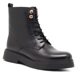 Trzewiki Lasocki. Czarne botki Lasocki, bez wzorów, bez obcasa, na płaskiej podeszwie, bez zapięcia. Za 195.99 zł.