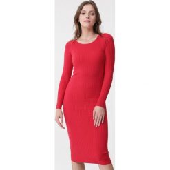 Czerwona Sukienka Blake. Czerwone sukienki Born2be, na jesień, m, bez wzorów, bez kołnierzyka, bez ramiączek, midi. Za 89.99 zł.