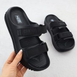 Klapki na rzepy plażowe basenowe czarny Big Star RR274A527. Czarne klapki Big Star, bez wzorów, z materiału, bez obcasa. Za 71.99 zł.