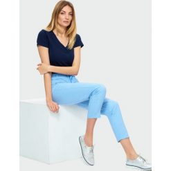 Błękitne spodnie z paskiem. Niebieskie szorty Greenpoint, bez wzorów, ze lnu. Za 79.99 zł.