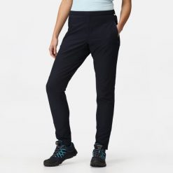 Pentre Stretch Regatta damskie trekkingowe spodnie ze streczem. Niebieskie spodnie sportowe Regatta, bez wzorów, z tkaniny, trekkingowe. W wyprzedaży za 199.99 zł.