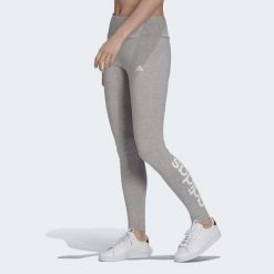Essentials High-Waisted Logo Leggings. Białe obuwie sportowe Adidas, bez zapięcia, na fitness i siłownię. Za 112.00 zł.