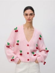 Kardigan z naszywanymi aplikacjami - pastelowy róż. Czerwone kardigany Reserved, l, z aplikacjami, z dzianiny. W wyprzedaży za 139.99 zł.