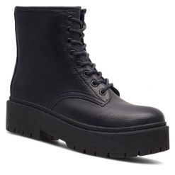 Botki DeeZee. Czarne botki DeeZee, bez wzorów, bez obcasa, na płaskiej podeszwie, bez zapięcia. Za 139.99 zł.