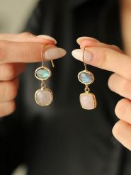 Pierres de Jade Pozłacane kolczyki z kwarcem różowym i prehnitami rozmiar: onesize. Różowe kolczyki Pierres de Jade, z kwarcem, pozłacane, z zapięciem typu bigiel. Za 56.99 zł.