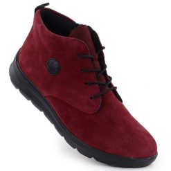 Skórzane botki damskie zamszowe bordowe Rieker Z0022-35. Czerwone botki Rieker, bez wzorów, ze skóry, bez obcasa, bez zapięcia. Za 389.00 zł.