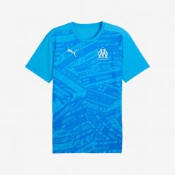Koszulka piłkarska przedmeczowa Puma Olympique Marsylia 24/25. Bluzki Puma, m, bez wzorów, z materiału, sportowe, bez kołnierzyka, bez ramiączek. W wyprzedaży za 249.99 zł.