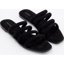 Klapki z paskami - Czarny. Czarne klapki Reserved, bez wzorów, bez obcasa. W wyprzedaży za 29.99 zł.