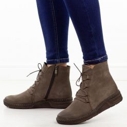 Brązowe nub. skórzane Polskie botki damskie zimowe Gregors 1093. Brązowe botki GREGORS, na jesień, bez wzorów, z nubiku, z okrągłym noskiem, bez obcasa, na koturnie, bez zapięcia. Za 499.00 zł.