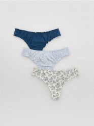 Bawełniane majtki stringi 3 pack - jasnoniebieski. Niebieskie stringi Reserved, bez wzorów, z bawełny. Za 49.99 zł.