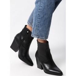Czarne Botki Sylvia. Czarne botki Born2be, bez wzorów, ze skóry, ze szpiczastym noskiem, za kostkę, bez obcasa, bez zapięcia. Za 139.99 zł.