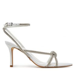 Sandały Guess. Białe sandały Guess, z aplikacjami, bez obcasa, na szpilce, bez zapięcia. Za 569.99 zł.