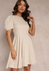 Beżowa Sukienka Taliowana z Krótkimi Bufiastymii Rękawami Ashika. Brązowe sukienki Renee, m, bez wzorów, bez kołnierzyka, bez ramiączek, mini. Za 119.99 zł.