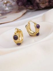 Pierres de Jade Pozłacane kolczyki-kreole z ametystami rozmiar: onesize. Różowe kolczyki Pierres de Jade, z ametystem, pozłacane. Za 60.99 zł.