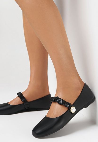 Czarne Balerinki Kasseis. Czarne baleriny Born2be, z aplikacjami, bez obcasa, na płaskiej podeszwie. Za 49.99 zł.