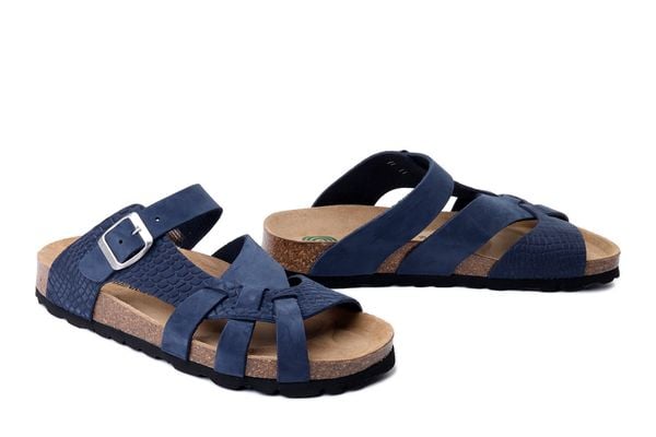 DR. BRINKMANN 701006-05 blau, klapki damskie. Niebieskie klapki Dr. Brinkmann, bez wzorów, ze skóry, bez obcasa. Za 289.90 zł.