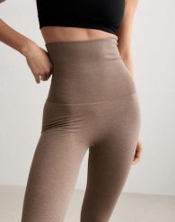 Damskie legginsy invisible scrunch Shape Seamless Core Control brązowy melanż. Brązowe legginsy AIM'N, m, bez wzorów, z dzianiny. Za 339.00 zł.