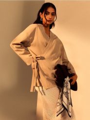 Żakiet kimono z domieszką wiskozy - kremowy. Białe marynarki i żakiety Sinsay, l, bez wzorów, z wiskozy. Za 69.99 zł.