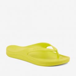 Damskie klapki Coqui Naitiri. Żółte klapki Coqui, bez wzorów, bez obcasa. Za 114.99 zł.