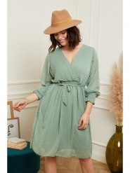 Curvy Lady Sukienka w kolorze jasnozielonym rozmiar: 40/42. Zielone sukienki Curvy Lady, na co dzień, bez wzorów, z tkaniny, klasyczne, bez kołnierzyka, bez ramiączek, mini, proste. Za 105.63 zł.