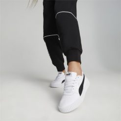 Damskie sneakersy Carina 2.0 PUMA White Black Silver Gray. Białe obuwie sportowe Puma, bez zapięcia, trekkingowe. W wyprzedaży za 204.00 zł.