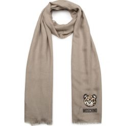 Szal MOSCHINO - 03657 M2024 003. Brązowe szaliki MOSCHINO, bez wzorów, z materiału. W wyprzedaży za 239.00 zł.
