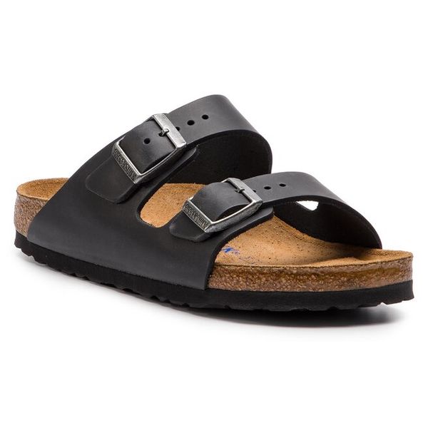 Klapki Birkenstock. Czarne klapki Birkenstock, bez wzorów, bez obcasa. Za 579.99 zł.