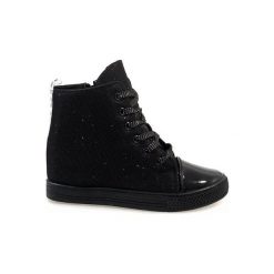 Czarne sneakersy na koturnie DD385-1. Czarne botki ButyModne, z aplikacjami, bez obcasa, na koturnie, bez zapięcia. Za 69.00 zł.