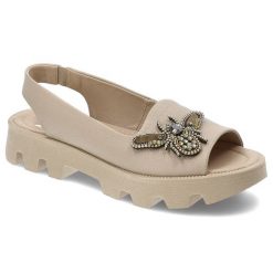 Beżowe Sandały Karino Modne Wsuwane Obuwie Damskie. Brązowe sandały Karino, z aplikacjami, ze skóry, eleganckie, bez obcasa, bez zapięcia. Za 349.00 zł.