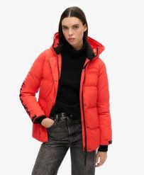 Parka z kapturem ocieplana na miasto. Czerwone parki Superdry, l, z nylonu, eleganckie, z kapturem. Za 430.05 zł.