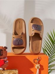 Piankowe klapki z motywem kapibary - beżowy. Brązowe klapki Sinsay, bez wzorów, bez obcasa. Za 29.99 zł.