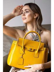 Victor & Hugo Paris Skórzana torebka "Janeu" w kolorze żółtym - 36 x 35 x 24 cm rozmiar: onesize. Żółte torby na ramię Victor & Hugo Paris, bez wzorów, z materiału, przez ramię, bez dodatków. Za 382.99 zł.