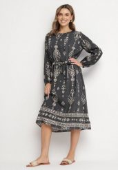 Ciemnoszara Sukienka we Wzory Boho Pudełkowa z Paskiem w Talii Lisanea. Szare sukienki Born2be, na co dzień, bez wzorów, z materiału, boho, bez kołnierzyka, bez ramiączek, midi, w kształcie A. Za 89.99 zł.