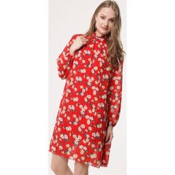Czerwona Sukienka Frevo. Czerwone sukienki Born2be, na lato, l, bez wzorów, z materiału, bez kołnierzyka, bez ramiączek, mini. Za 59.99 zł.