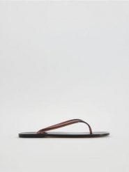 Klapki japonki - brązowy. Brązowe klapki Reserved, bez wzorów, bez obcasa. Za 59.99 zł.