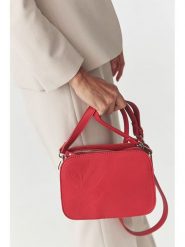 TATUUM Torebka "Rosena" w kolorze czerwonym - 21 x 15 cm rozmiar: onesize. Czerwone torby na ramię Tatuum, bez wzorów, z materiału, na ramię, z tłoczeniem, bez dodatków. Za 206.42 zł.