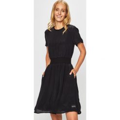 Calvin Klein Jeans - Sukienka. Czarne sukienki Calvin Klein Jeans, na co dzień, l, bez wzorów, z bawełny, casualowe, bez kołnierzyka, bez ramiączek, mini, proste. W wyprzedaży za 379.90 zł.