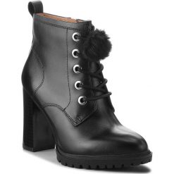 Botki CAPRICE - 9-25202-21 Black Nappa 022. Czarne botki Caprice, bez wzorów, z materiału, bez obcasa, na obcasie, bez zapięcia. W wyprzedaży za 259.00 zł.