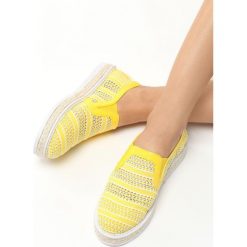 Żółte Espadryle Teardrops. Żółte espadryle Born2be, w ażurowe wzory, z lakierowanej skóry, bez obcasa, bez zapięcia. Za 29.99 zł.