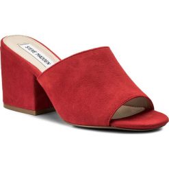 Klapki STEVE MADDEN - Dalis Sandal 91000920-10003-03001 Red. Czerwone klapki Steve Madden, bez wzorów, ze skóry ekologicznej, bez obcasa, na obcasie. W wyprzedaży za 259.00 zł.