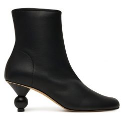 Botki Weekend Max Mara. Czarne botki Weekend Max Mara, bez wzorów, bez obcasa, na słupku, bez zapięcia. Za 2,429.00 zł.