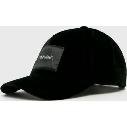 Calvin Klein - Czapka. Czarne czapki Calvin Klein, bez wzorów, z bawełny. W wyprzedaży za 139.90 zł.