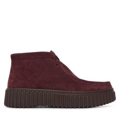 Trzewiki Clarks. Czerwone botki Clarks, bez wzorów, bez obcasa, na płaskiej podeszwie, bez zapięcia. Za 519.99 zł.
