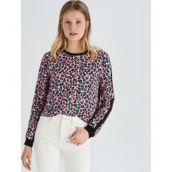 Krótka bluza w lamparcie cętki - Wielobarwn. Bluzy Sinsay. W wyprzedaży za 19.99 zł.